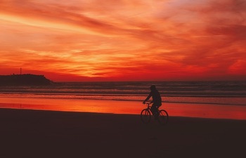 Tänk vad fint att cykla i en solnedgång!